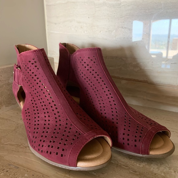 Earth Shoes - Earth Keri Wide Open Toe Booties